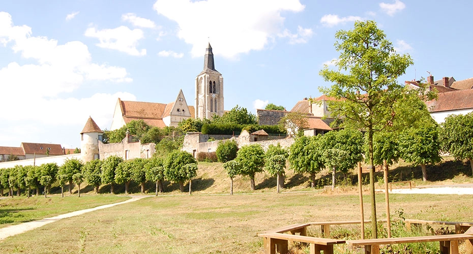 Bourg des bords de Loire dominé par le clocher de son église, à découvrir autour de Bonny-sur-Loire