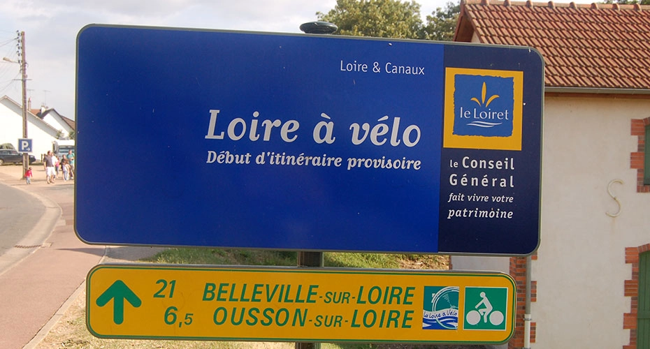 Panneau de l’itinéraire cyclable La Loire à vélo indiquant Belleville-sur-Loire et Ousson-sur-Loire