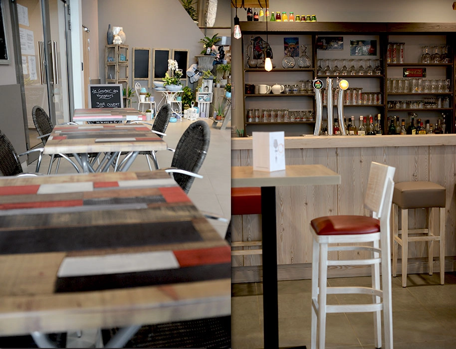 Le bar du Comptoir des Voyageurs : tables en terrasse intérieure et comptoir avec ses tirages pression
